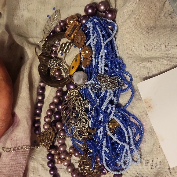 Pile of broken jewelry - Picture 1 of 1